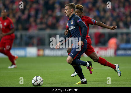 Monaco di Baviera, Germania. 03 Maggio, 2016. Madrid è Antoine Griezmann (C) e Bayern David Alaba vie per la palla durante la Champions League semi-finale seconda gamba partita di calcio tra il Bayern Monaco e Atletico Madrid nello stadio Allianz Arena di Monaco di Baviera, Germania, 03 maggio 2016. Foto: Daniel Karmann/dpa/Alamy Live News Foto Stock