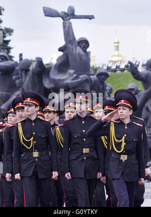 Kiev, Ucraina. 06 Maggio, 2016. Kiev cadetti marzo durante una parata con lo slogan "per memoria, di gloria e di onore!' a Stato ucraino Museo della Grande Guerra Patriottica di Kiev, Ucraina, il 06 maggio 2016. Paesi dell'ex-URSS celebrerà la 71th anniversario della vittoria sulla Germania Nazista durante la Seconda Guerra Mondiale il 09 maggio 2016. Credito: Vasyl Shevchenko/Pacific Press/Alamy Live News Foto Stock