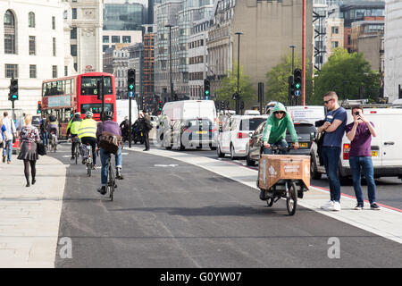 Londra, Regno Unito. Il 6 maggio, 2016. Due nuove "ciclo segregata superstrada' piste ciclo aperto nel centro di Londra nell'ultimo atto da sindaco uscente di Londra Boris Johnson. Credito: Joe Dunckley/Alamy Live News Foto Stock