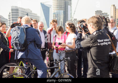 Londra, Regno Unito. Il 6 maggio, 2016. Nel suo ultimo atto come sindaco uscente di Londra, Boris Johnson apre due nuovi 'ciclo segregata superstrada' piste ciclo aperto nel centro di Londra. Credito: Joe Dunckley/Alamy Live News Foto Stock