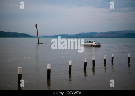 Ynyslas beach, Dyfi estuary, vicino a Aberystwyth Wales UK, venerdì 06 maggio 2016 il fine settimana inizia a finire male per un automobilista quando la loro auto è inghiottito dalla marea a Ynyslas spiaggia , in Ceredigion West Wales. Il conducente e il suo compagno aveva stato a piedi nelle dune di sabbia e restituiti alla loro vettura troppo tardi per impedire che venga inondato dal rapido aumento molto alta marea Photo credit: Keith Morris / Alamy Live News Foto Stock