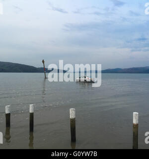 Ynyslas beach, Dyfi estuary, vicino a Aberystwyth Wales UK, venerdì 06 maggio 2016 il fine settimana inizia a finire male per un automobilista quando la loro auto è inghiottito dalla marea a Ynyslas spiaggia , in Ceredigion West Wales. Il conducente e il suo compagno aveva stato a piedi nelle dune di sabbia e restituiti alla loro vettura troppo tardi per impedire che venga inondato dal rapido aumento molto alta marea Photo credit: Keith Morris / Alamy Live News Foto Stock