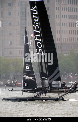 New York, New York, Stati Uniti d'America. 06 Maggio, 2016. Il Team di SOFTBANK Giappone barca manovre di fronte il team Oracle USA barca in azione durante la pratica per la Louis Vuitton America's Cup nel porto di New York questo fine settimana. Credito: Adam Stoltman/Alamy Live News Foto Stock