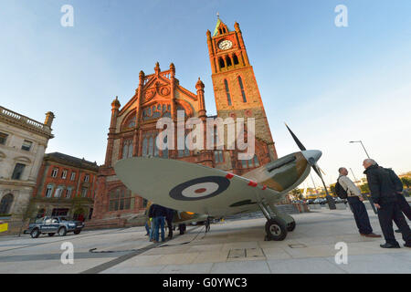 Londonderry, Irlanda del Nord. Il 6 maggio, 2016. Replica Spitfire sul display. Una full size replica di uno Spitfire sul display a Londonderry la Guildhall Square. Il display è parte di un week-end di avvenimenti che segnano il 71esimo anniversario della barca U rinuncia a Lisahally Porto di Londonderry. Credito: George Sweeney / Alamy Live News Foto Stock