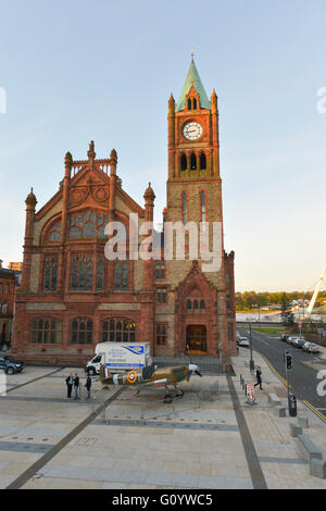 Londonderry, Irlanda del Nord. Il 6 maggio, 2016. Replica Spitfire sul display. Una full size replica di uno Spitfire sul display a Londonderry la Guildhall Square. Il display è parte di un week-end di avvenimenti che segnano il 71esimo anniversario della barca U rinuncia a Lisahally Porto di Londonderry. Credito: George Sweeney / Alamy Live News Foto Stock