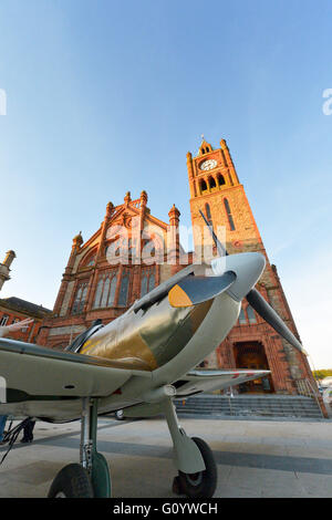 Londonderry, Irlanda del Nord. Il 6 maggio, 2016. Replica Spitfire sul display. Una full size replica di uno Spitfire sul display a Londonderry la Guildhall Square. Il display è parte di un week-end di avvenimenti che segnano il 71esimo anniversario della barca U rinuncia a Lisahally Porto di Londonderry. Credito: George Sweeney / Alamy Live News Foto Stock