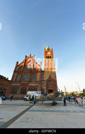 Londonderry, Irlanda del Nord. Il 6 maggio, 2016. Replica Spitfire sul display. Una full size replica di uno Spitfire sul display a Londonderry la Guildhall Square. Il display è parte di un week-end di avvenimenti che segnano il 71esimo anniversario della barca U rinuncia a Lisahally Porto di Londonderry. Credito: George Sweeney / Alamy Live News Foto Stock