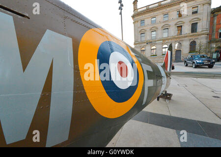 Londonderry, Irlanda del Nord. Il 6 maggio, 2016. Replica Spitfire sul display. Una full size replica di uno Spitfire sul display a Londonderry la Guildhall Square. Il display è parte di un week-end di avvenimenti che segnano il 71esimo anniversario della barca U rinuncia a Lisahally Porto di Londonderry. Credito: George Sweeney / Alamy Live News Foto Stock