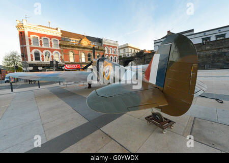 Londonderry, Irlanda del Nord. Il 6 maggio, 2016. Replica Spitfire sul display. Una full size replica di uno Spitfire sul display a Londonderry la Guildhall Square. Il display è parte di un week-end di avvenimenti che segnano il 71esimo anniversario della barca U rinuncia a Lisahally Porto di Londonderry. Credito: George Sweeney / Alamy Live News Foto Stock