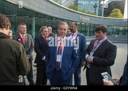 Municipio di Londra, Regno Unito. Il 6 maggio, 2016. Nigel Farage e sostenitori UKIP arrivano al Municipio per la dichiarazione dei risultati giorno presso il municipio di decidere il sindaco di Londra e London Assembly elezioni 2016. Credito: Malcolm Park editoriale/Alamy Live News Foto Stock