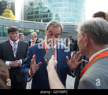 Municipio di Londra, Regno Unito. Il 6 maggio, 2016. Nigel Farage e sostenitori UKIP arrivano al Municipio per la dichiarazione dei risultati giorno presso il municipio di decidere il sindaco di Londra e London Assembly elezioni 2016. Credito: Malcolm Park editoriale/Alamy Live News Foto Stock