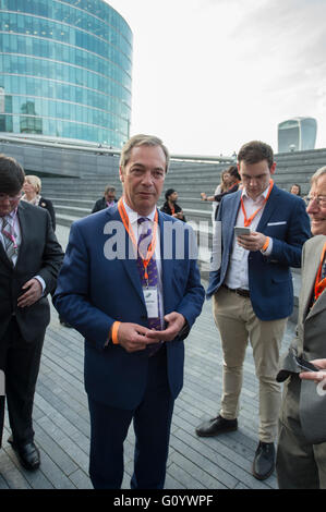 Municipio di Londra, Regno Unito. Il 6 maggio, 2016. Nigel Farage e sostenitori UKIP arrivano al Municipio per la dichiarazione dei risultati giorno presso il municipio di decidere il sindaco di Londra e London Assembly elezioni 2016. Credito: Malcolm Park editoriale/Alamy Live News Foto Stock