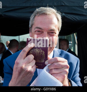 Londra REGNO UNITO. 6 maggio 2016 ELEZIONE 2016: Nigel Farage saluta il UKIP di 'credito rivoluzionarie: Michael Tubi/Alamy Live News Foto Stock