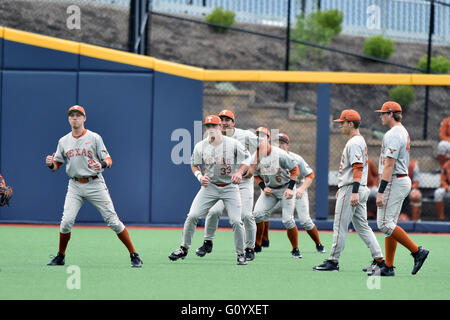 Morgantown, West Virginia, USA. Il 6 maggio, 2016. Il Texas Longhorns warm up prima della grande conferenza 12 baseball gioco a Monongalia County Ballpark in Morgantown WV. Credito: Ken Inness/ZUMA filo/Alamy Live News Foto Stock