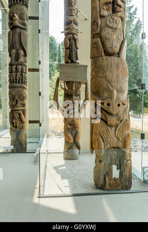 Le Prime Nazioni del totem pole incisioni, MOA, il Museo di Antropologia, University of British Columbia, Vancouver, British Columbia, può Foto Stock