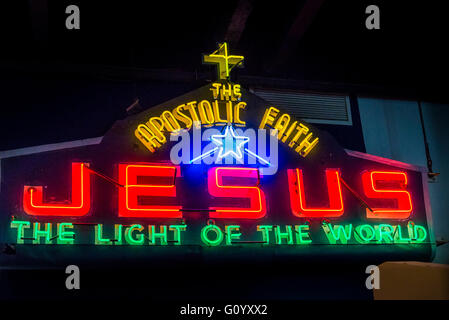 Gesù nella fede apostolica, vintage insegna al neon MOV, Museo di Vancouver, Vancouver, British Columbia, Canada Foto Stock