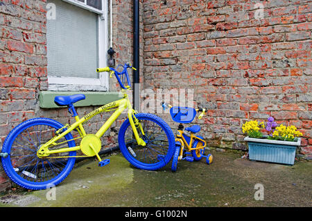 Grande Ayton, North Yorkshire, Regno Unito, 1 maggio 2016. Tour de Yorkshire stadio 3. Decorate le biciclette nel cortile di una casa in paese. Foto Stock