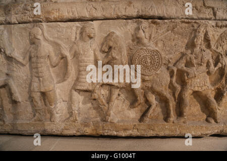 Etrusca urna cineraria. Sollievo. Soldati. Chiusi, Italia. 3° C. BC. In terracotta. Il museo del Louvre. Parigi. La Francia. Foto Stock