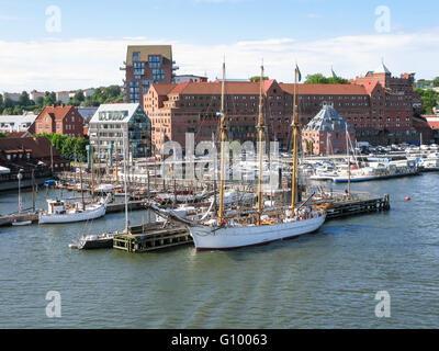I pontili con barche a vela e yacht lungo la Gota Alv fiume nel porto di Göteborg, Svezia Foto Stock