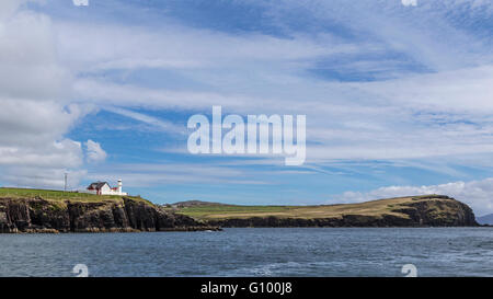 Faro di Dingle, situato in alto sulla scogliera, visto da Dingle Bay, penisola di Dingle, nella contea di Kerry, Repubblica di Irlanda. Foto Stock