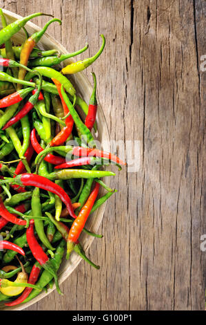 Peperoncino in una ciotola sul tavolo di legno Foto Stock