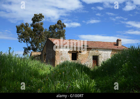 Abbandonato edificio fattoria nella campagna andalusa, Spagna Europa Foto Stock