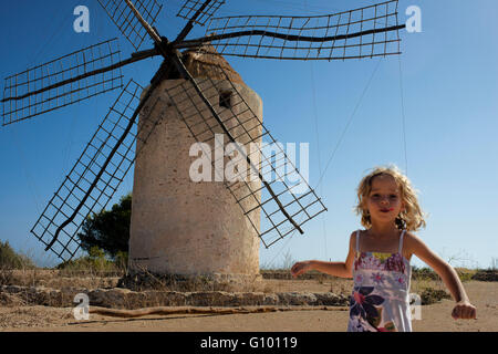 Funy ragazza nel mulino a vento, Formentera, isole Baleari, Spagna. Il Vecchio Mulino a Vento a El Pilar de la Mola sull'isola Formentera, isole Baleari, Spagna Foto Stock