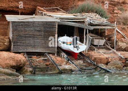 Tradizionale barca da pesca nel giorno d'estate. Llaüt barche. Cala Sahona, Formentera, isole Baleari, Spagna. Barbaria Cape. Foto Stock