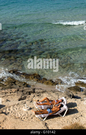 Spiaggia di Migjorn, Formentera, isole Baleari, Spagna. Hotel Riu La Mola. I vacanzieri, turisti, Platja de Migjorn, spiaggia, Formentera, Pityuses, isole Baleari, Spagna, Europa. Foto Stock