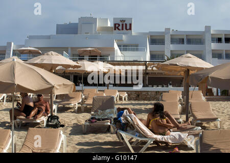 Spiaggia di Migjorn, Formentera, isole Baleari, Spagna. Hotel Riu La Mola. I vacanzieri, turisti, Platja de Migjorn, spiaggia, Formentera, Pityuses, isole Baleari, Spagna, Europa. Foto Stock