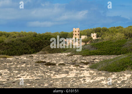 La costruzione del castello casa in Formentera. Spiaggia di Migjorn, isola di Formentera, isole Baleari, Spagna. Foto Stock