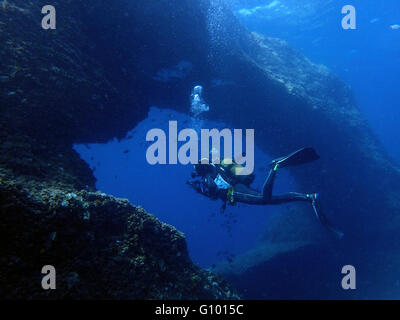 Immersioni subacquee nella zona plantare, Formentera, isole Baleari, Mare mediterraneo, Spagna. L'arco offre una ricca, ricreativi seascape. Si tratta di un ideale luogo per immersioni a ripassare le vostre immersioni tecniche o semplicemente per godere di una piacevole immersione. Immersioni subacquee presso l'arco è perfetta per praticare la tecnica di immersione subacquea perché può avvenire a tutti i livelli: da 3 a 15 metri, con un progressivo gradiente di profondità. L'arco è anche uno dei migliori siti di immersione in Formentera per immersioni di iniziazione, in quanto offre un affascinante immersione a profondità ridotte. Foto Stock