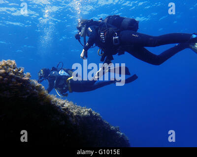 Immersioni subacquee nella zona plantare, Formentera, isole Baleari, Mare mediterraneo, Spagna. L'arco offre una ricca, ricreativi seascape. Si tratta di un ideale luogo per immersioni a ripassare le vostre immersioni tecniche o semplicemente per godere di una piacevole immersione. Immersioni subacquee presso l'arco è perfetta per praticare la tecnica di immersione subacquea perché può avvenire a tutti i livelli: da 3 a 15 metri, con un progressivo gradiente di profondità. L'arco è anche uno dei migliori siti di immersione in Formentera per immersioni di iniziazione, in quanto offre un affascinante immersione a profondità ridotte. Foto Stock