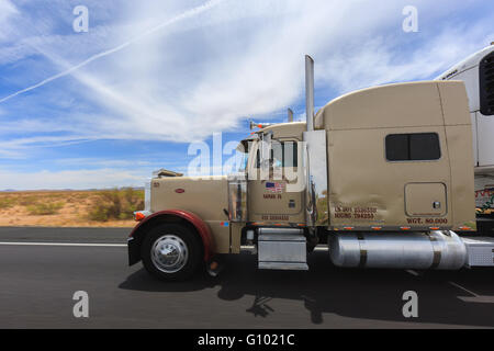 Peterbilt sulla Interstate 10, in direzione est, Arizona Foto Stock