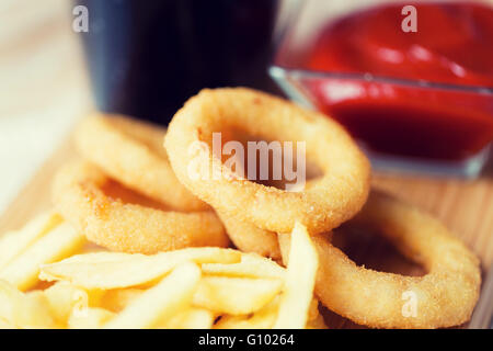 Close up di fast food snack e drink sulla tabella Foto Stock