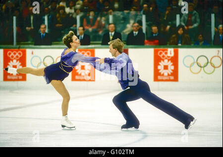 Jayne Torvill e Christopher Dean (GBR) campioni olimpici nella danza su ghiaccio al 1984 Giochi Olimpici Invernali Foto Stock