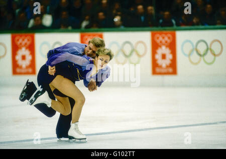 Jayne Torvill e Christopher Dean (GBR) campioni olimpici nella danza su ghiaccio al 1984 Giochi Olimpici Invernali Foto Stock