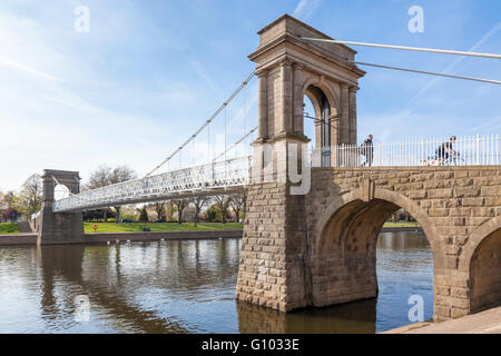 Wilford ponte di sospensione, una passerella sul fiume Trent, tra West Bridgford e Nottingham, Inghilterra, Regno Unito Foto Stock