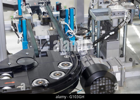 Vista dettagliata di un vuoto che la linea di assemblaggio per la produzione di componenti in materiale plastico. Orizzontalmente. Foto Stock