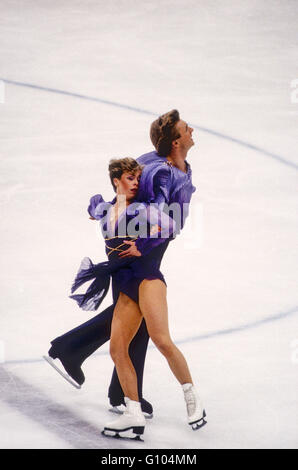 Jayne Torvill e Christopher Dean (GBR) campioni olimpici nella danza su ghiaccio al 1984 Giochi Olimpici Invernali Foto Stock