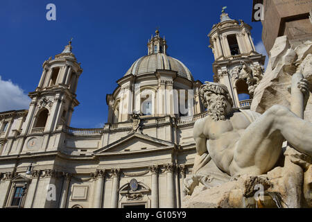 Santa Agnese chiesa e Gange statua nella bellissima Bernini fontana di Piazza Navona, Roma Foto Stock