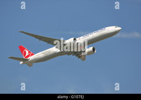 La Turkish Airlines Boeing 777-300ER TC-LJE uscire dall'Aeroporto Heathrow di Londra, Regno Unito Foto Stock