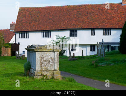 La Guildhall e sagrato, Finchingfield, Essex, Inghilterra, Regno Unito Foto Stock