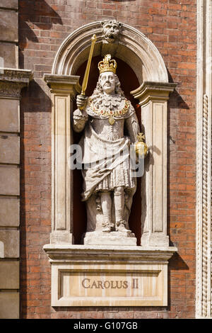 Un inizio del XVIII secolo la statua di re Carlo II sulla facciata della Guildhall, Worcester. Foto Stock