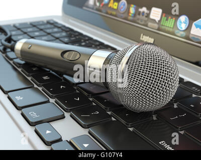 Microfono sulla tastiera del notebook. Digital audio musica software o il concetto di karaoke. 3d illustrazione Foto Stock