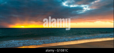 Spiaggia e drammatico cielo tempestoso al tramonto, Sud Australia Foto Stock