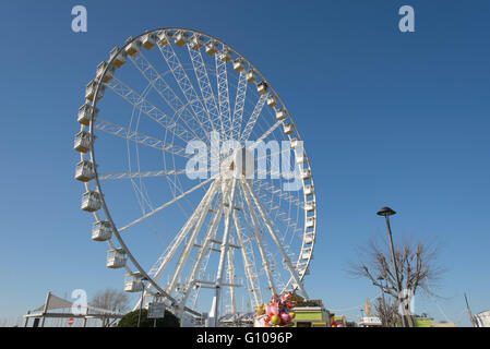 Una vista della ruota panoramica Ferris a Rimini, Italia Foto Stock