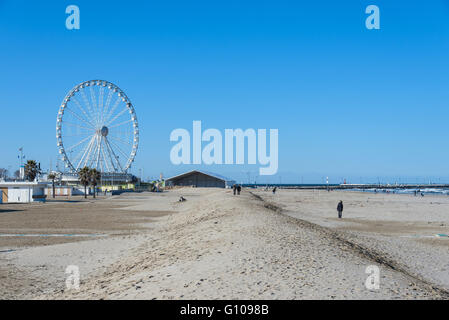 Una vista della ruota panoramica Ferris a Rimini, Italia Foto Stock