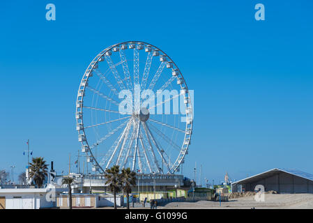 Una vista della ruota panoramica Ferris a Rimini, Italia Foto Stock