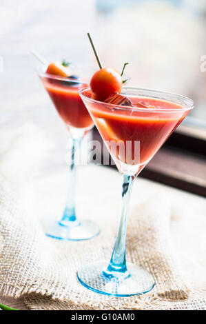 Bloody Mary cocktail con cherry pomodoro e il ghiaccio in un bicchiere Foto Stock
